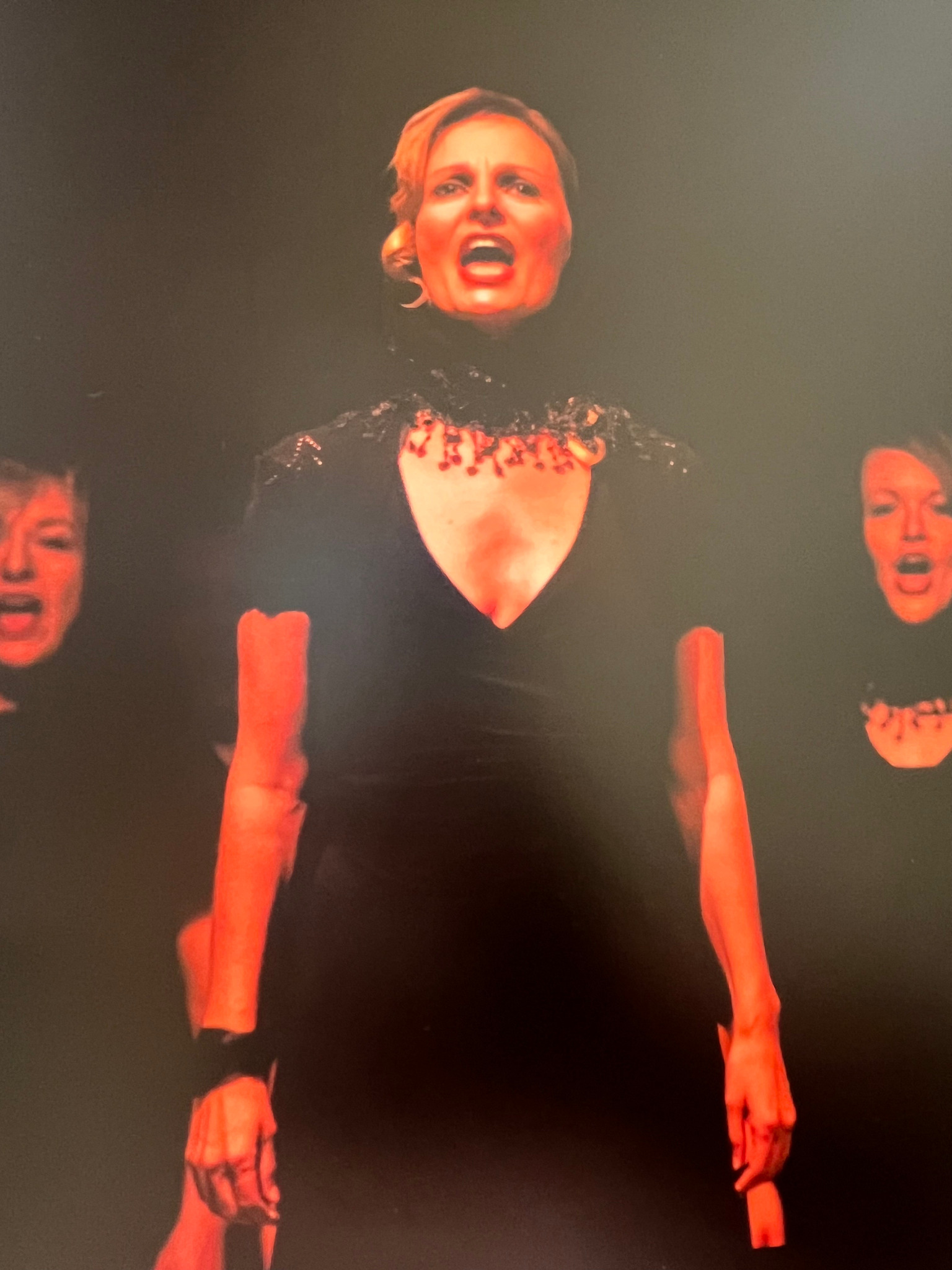 Mira Deuster singend auf der Bühne.